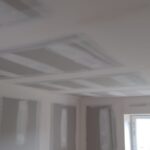 plafond blanc en construction avec joint apparent